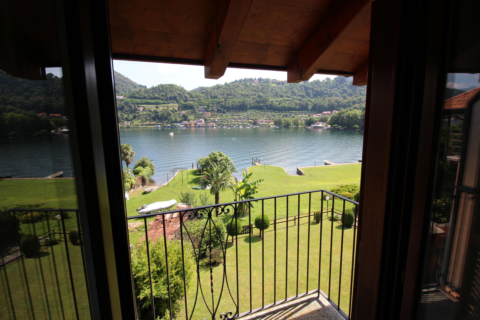 2 - Orta San Giulio, appartamento fronte lago d'Orta
con balcone, box auto e giardino privato Orta San Giulio